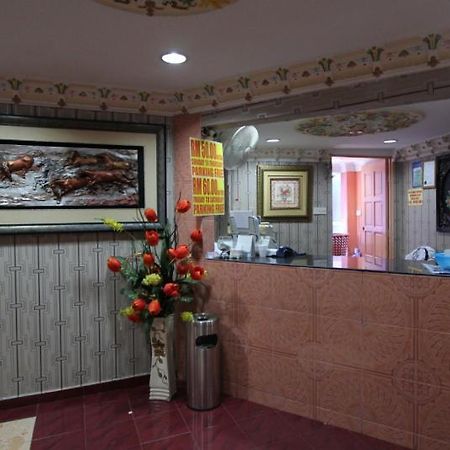 New Wave Hotel Sdn Bhd - Medan Batu-grotten Buitenkant foto